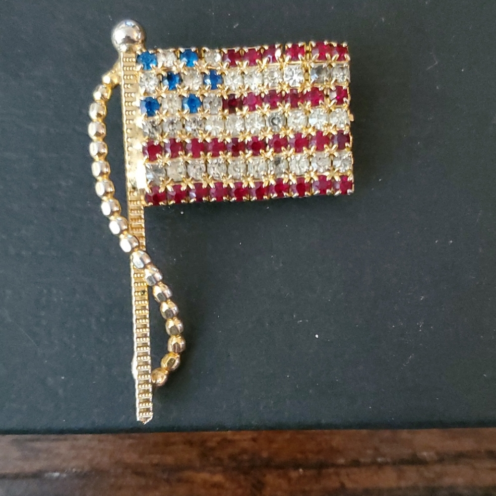 VINTAGE PATRIOTIC AMERICAN FLAG PIN BROOCH